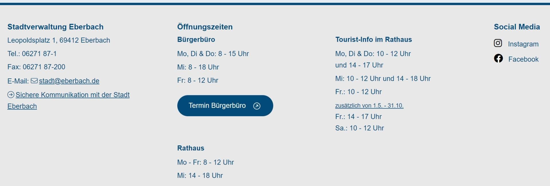 Screenshot Adresse, Öffnungszeiten und Social-Media-Links im Fußbereich auf www.eberbach.de